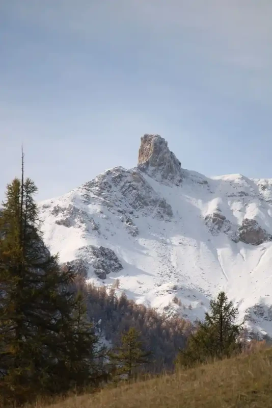 Imposante montagne rocheuse enneigée.