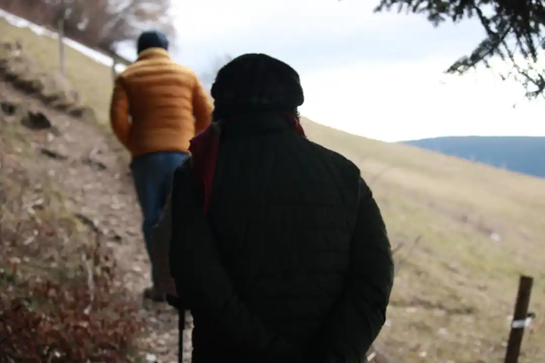Personne âgée observant l'horizon pendant qu'une autre marche.