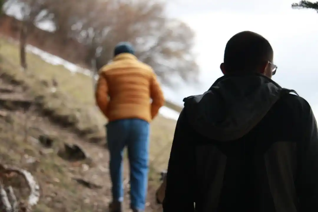 Un homme regardant l'horizon.