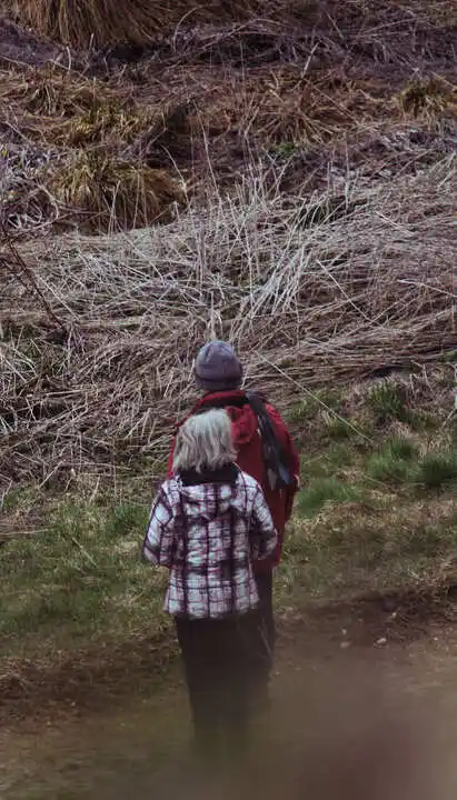Couple figé lors de l'atterrissage d'un hélicoptère.